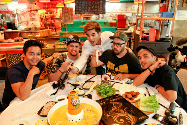 Join Chef Bjorn Shen in The Ultimate BROcation with fellow celebrities, Billy Crawford, DJ PK, SonaOne and Phillip Ng, in Hong Kong on KIX (Singtel TV Ch 903, Starhub Ch 518).