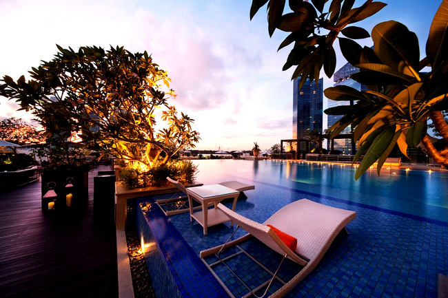 The Rooftop Infinity Pool at The Fullerton Hotel Singapore. (Credit: Fullerton Hotel Singapore)
