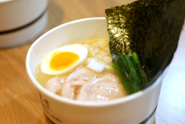 KURO-OBI offers up Yokohama ramen noodles in a rich Tori-paiten (100% chicken broth) for takeaways at Marina Bay Sands. Pictured here is the original KURO-OBI (S), with chicken charshu and an umami egg.