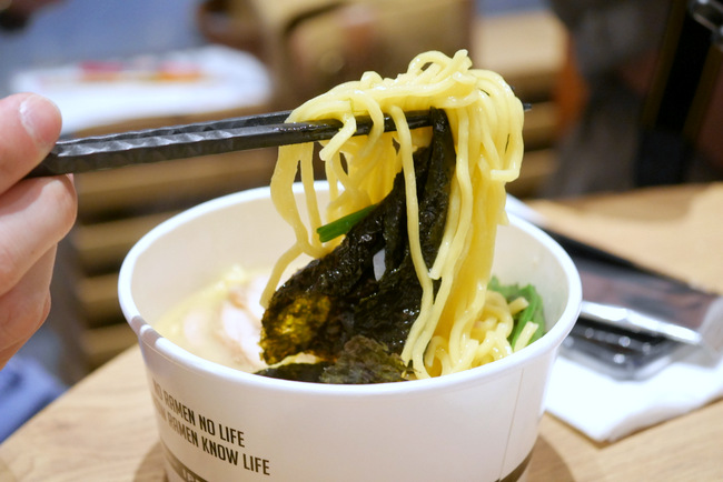 KURO-OBI offers up Yokohama ramen noodles in a rich Tori-paiten (100% chicken broth) for takeaways at Marina Bay Sands. Pictured here is the original KURO-OBI (S), with chicken charshu and an umami egg.