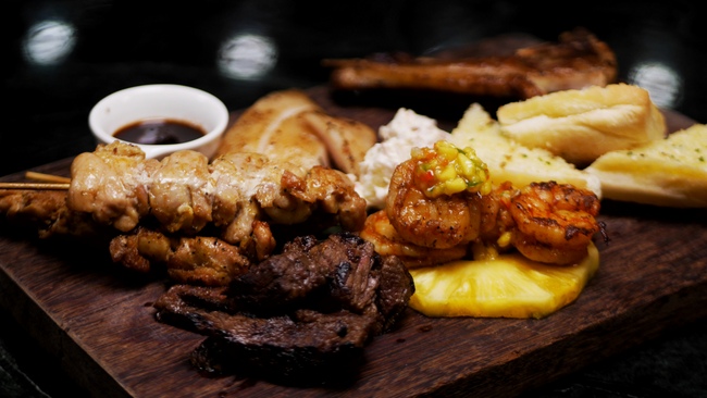 Bob's Bar at Capella Singapore Havana Platter for two (S$50++) includes chicken skewers, beef short ribs, mini lamb ribs, pork jowl and BBQ prawns with mango Rum pepper salsa. It is also served with Grilled pineapple, Ensaladade de papas (Cuban potato salad) and Cuban-style garlic bread.