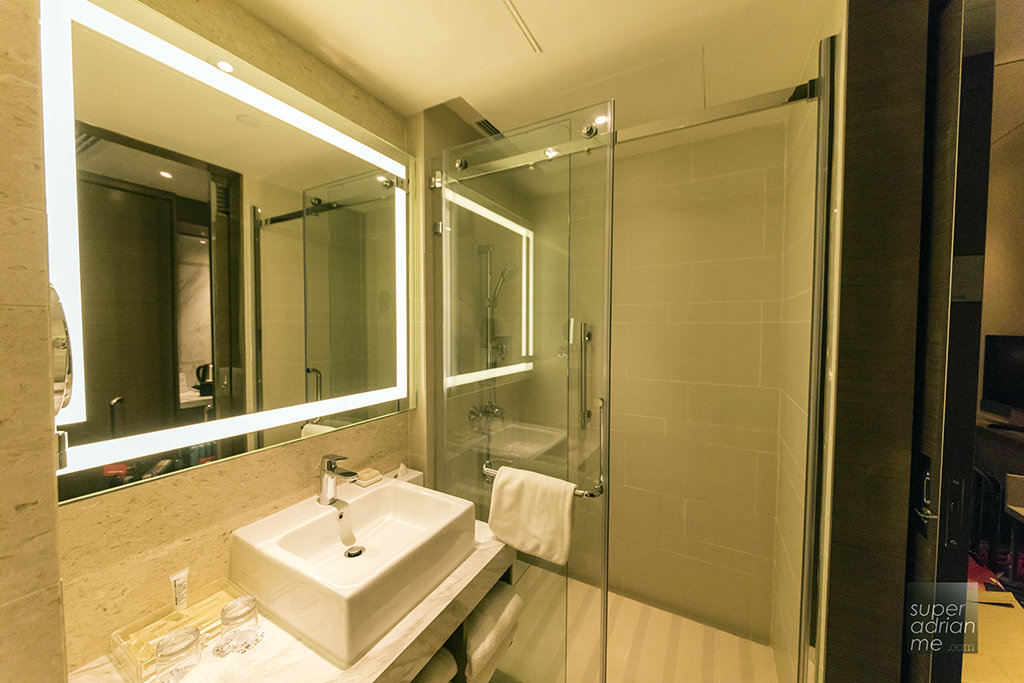 Hilton Garden Inn Hong Kong Mongkok's Twin Guest Room bathroom