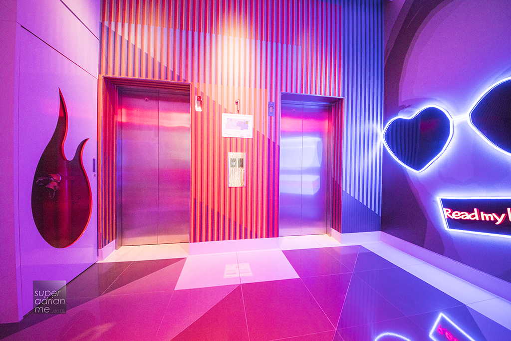 Elevators to the rooms at Oakwood Studios Singapore © SUPERADRIANME.com 