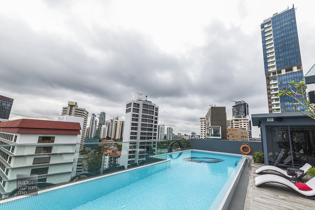 The rooftop pool at Oakwood Studios Singapore © SUPERADRIANME.com 