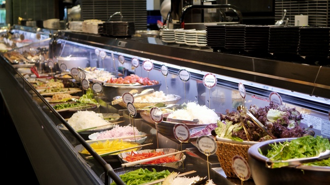 Teppanyaki Hamburg Nihonbashi Keiseuki Bettei features a free flow salad bar.
