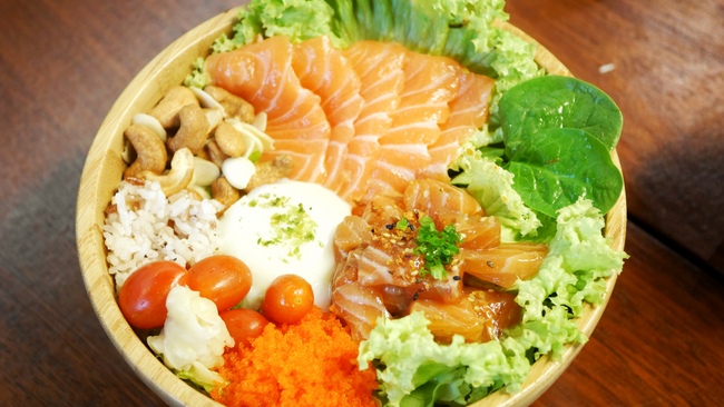 Samon Samurai is a spot for salmon lovers, with dons, salads and udon for only S$9.90. Pictured here is a special don, with the yuzu-ume rice, available at their sister store, Shinkansen.