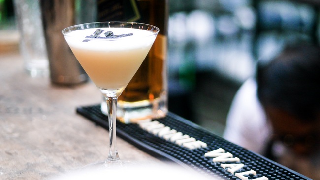 Johnnie Walker ambassador Kino Soh serves up a delicious Whikey Sour using the Johnnie Walker Green Label 15YO.