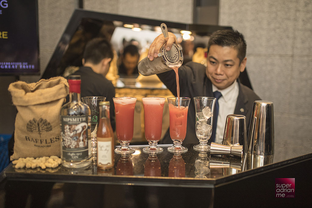 Raffles Hotel Singapore's Amos T making a Singapore Sling