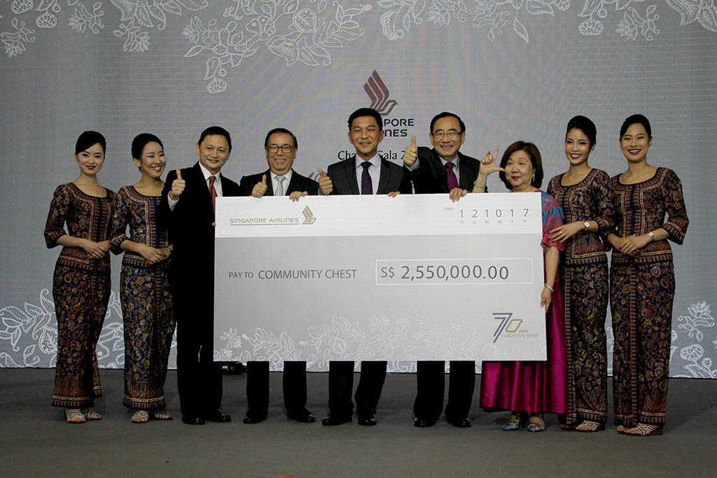 SIA CEO Mr Goh Choon Phong (third from left) and SIA Chairman Mr Peter Seah (fourth from left) present the cheque to Community Chest Chairman Mr Phillip Tan (fourth from right) and Advisor to Community Chest Ms Jennie Chua (third from right), witnessed by Speaker of Parliament and Advisor to National Council of Social Service Mr Tan Chuan-Jin (middle) (Singapore Airlines photo)
