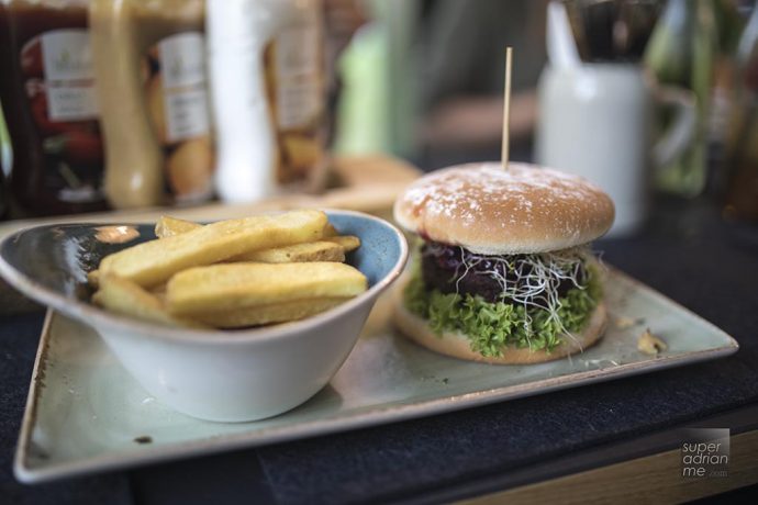 Hans-im-Glück - Juglans Wheat patty with cranberries, sprouts and walnuts