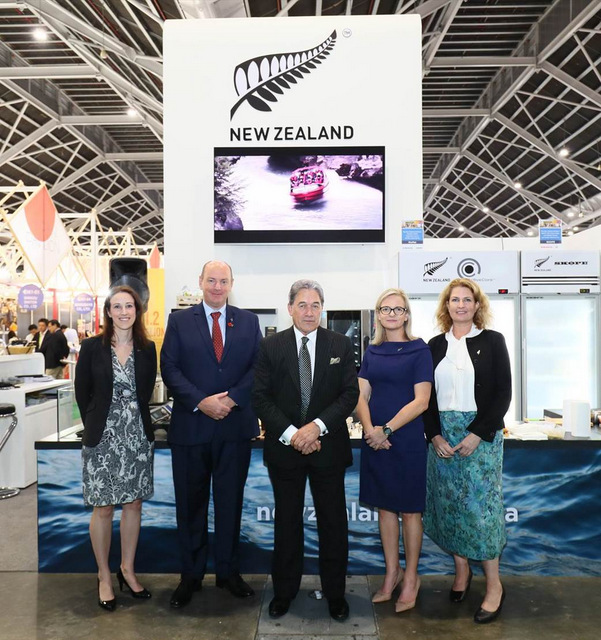 New Zealand Deputy Prime Minister, Rt Hon Winston Peters tours the NZ stand at FHA 2018 with L-R Deputy High Commissioner, Laura Grey, High Commissioner Jonathan Austin, Rt Hon Winston Peters, Trade Commissioner, Hayley Horan and NZTE East Asia Regional Director, Clare Wilson. (NZTE photo)