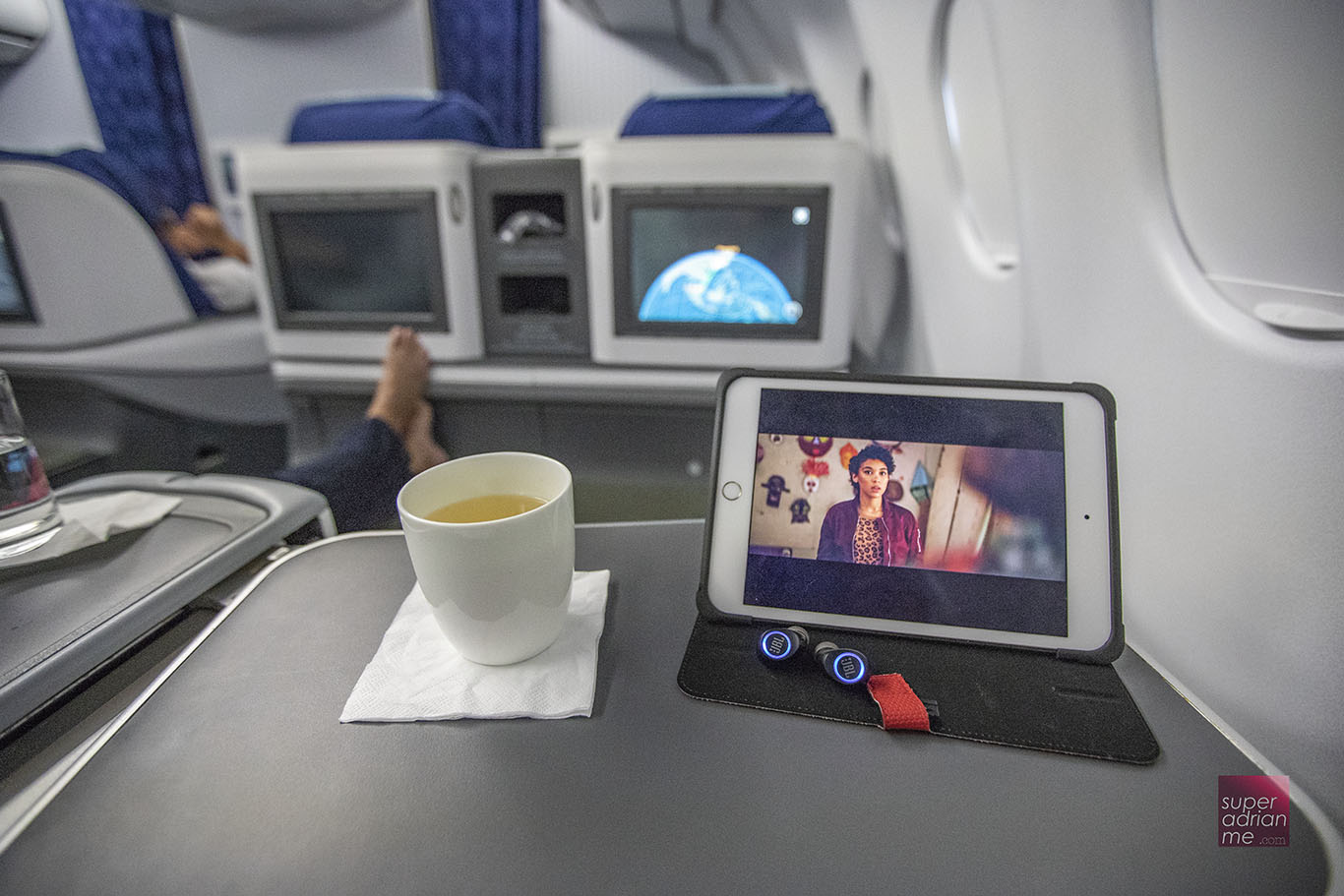 3851 China Eastern Business Class PVG-SIN - NETFLIX with JBL Free