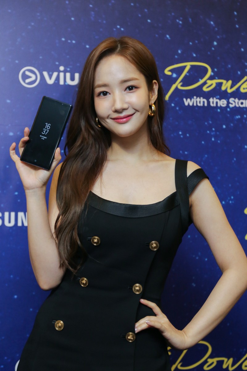 Hallyu stars Kim Jong Kook and Park Min Young in town for Samsung X Viu