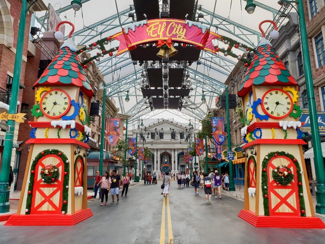 A Universal Christmas - Elf City (Universal Studios Singapore photo)