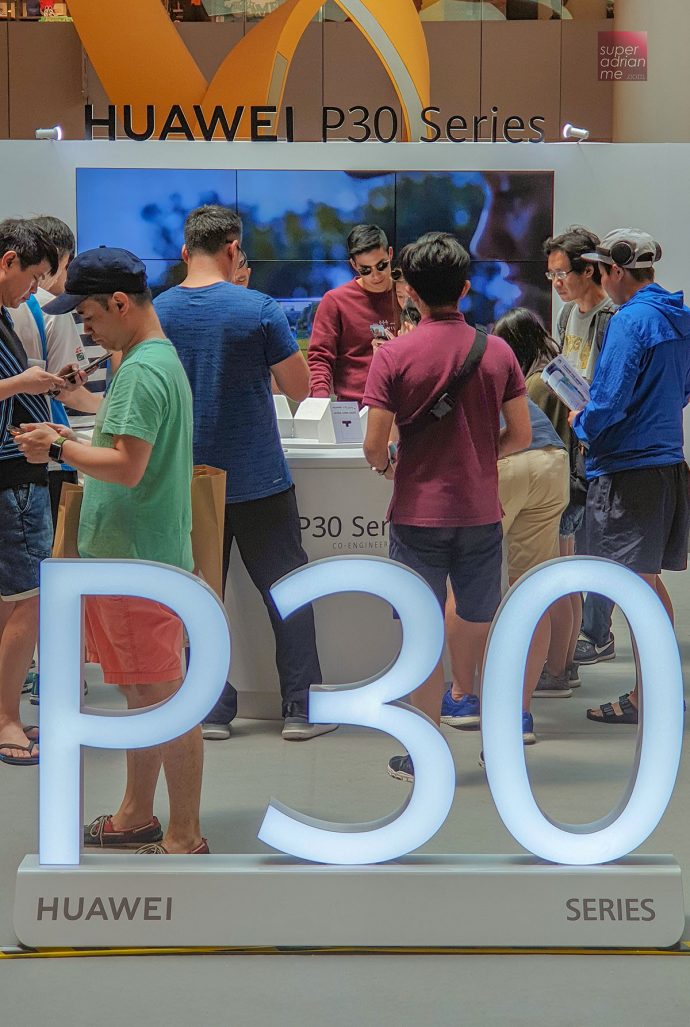 Public hands on of the Huawei P30 and P30 Pro models at the VivoCity launch roadshow held on 6 April 2019.