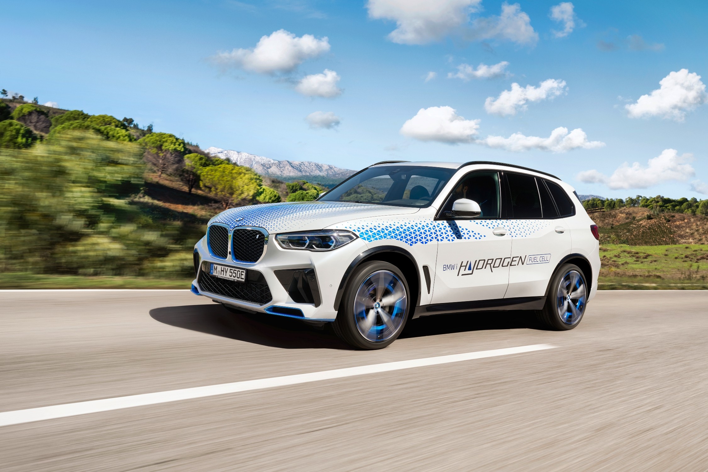 BMW обновляет линейку X5: от электрокаров до мягких гибридов