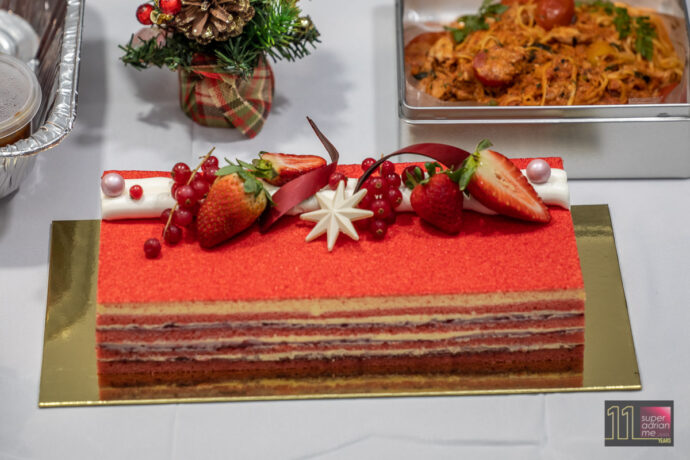 The Capitol Kempinski Singapore Christmas 2021 - Lady in Red Opera Log Cake