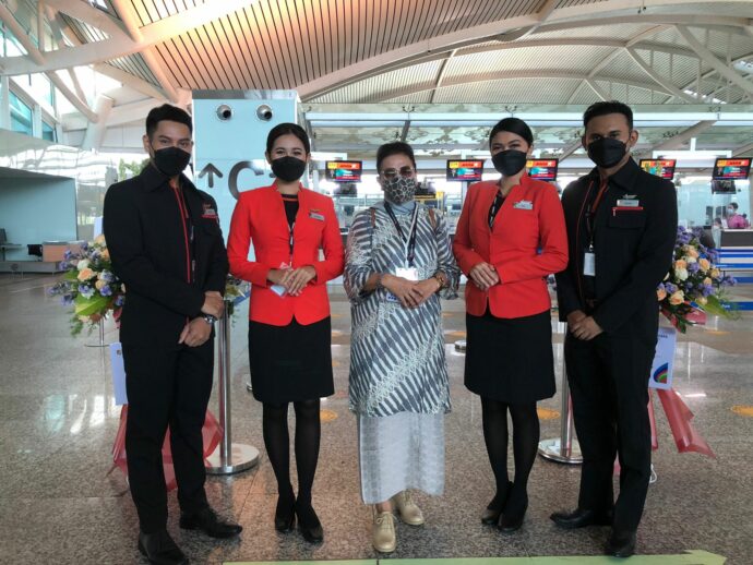 Bali-based Jetstar crew welcoming passengers at Denpasar with Sri Susilowati Charma, Jetstar Chief Representative (center) (Jetstar Asia photo)