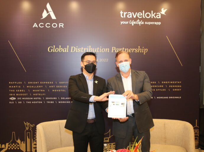 Mr Garth Simmons, CEO, Accor Southeast Asia, Japan & South Korea. Left: Mr Alfan Hendro, COO, Traveloka