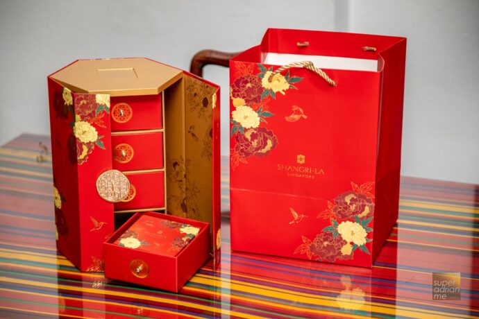 Luxury Mooncake gift box 2021(Merdeka Sale), Food & Drinks, Packaged &  Instant Food on Carousell