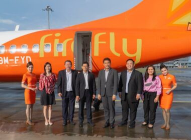 Pictured (excluding Firefly crew, L-R): Ms Alicia Chen, Associate General Manager, Market Development, CAG; Mr See Seng Wan, General Manager, Seletar Airport, CAG; Mr Tan Lye Teck, Executive Vice President, Airport Management, CAG; Mr Philip See, Chief Executive Officer, Firefly; Mr Koo Kee Wai, Head of Marketing & Communications, Firefly; Ms Norhayati Sufira Ibrahim, Head of Strategy & Digital, Firefly on 13 June 2022 when Firefly resumed service from Subang to Seletar Airport.