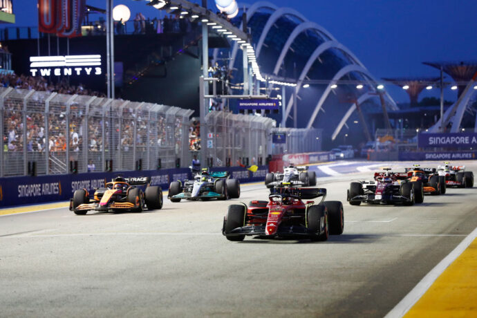 MARINA BAY STREET CIRCUIT, SINGAPORE - SEPTEMBER 30: Carlos Sainz, Ferrari F1-75, leads Daniel Ricciardo, McLaren MCL36, Sir Lewis Hamilton, Mercedes W13, Valtteri Bottas, Alfa Romeo C42, and others practice their race start procedures during the Singapore GP at Marina Bay Street Circuit on Friday September 30, 2022 in Singapore, Singapore. (Photo by Carl Bingham / Motorsport Images)