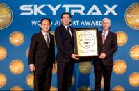 Mr Yam Kum Weng, EVP, Airport Development, Changi Airport Group (left) and Mr Lee Seow Hiang, CEO of Changi Airport Group (centre) receiving the Skytrax World's Best Airport Award from Mr Edward Plaisted, CEO of Skytrax (right) )(Skytrax photo)