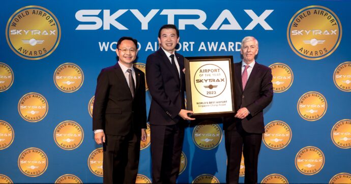 Mr Yam Kum Weng, EVP, Airport Development, Changi Airport Group (left) and Mr Lee Seow Hiang, CEO of Changi Airport Group (centre) receiving the Skytrax World's Best Airport Award from Mr Edward Plaisted, CEO of Skytrax (right) )(Skytrax photo)