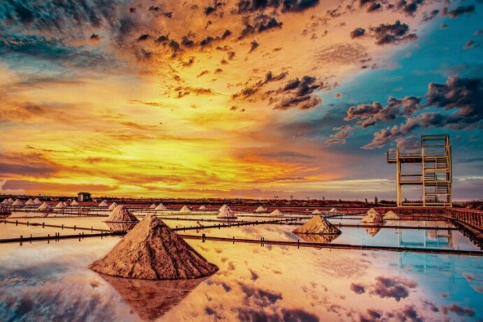 Silks Place Tainan Invites Guests to Enjoy the Beautiful Sunset Across the Jingzaijiao Salt Fields (image provided by Southwest Coast National Scenic Area Administration)