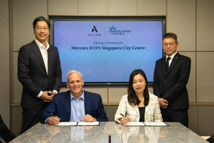 Signing Ceremony - Mercure ICON Singapore City Centre (Accor photo)