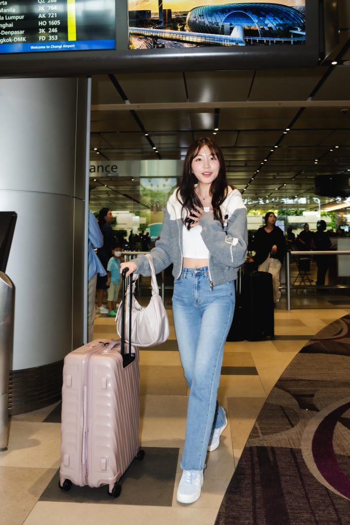 Sung Hae Eun who travelled with the Asra Shoulder Bag in Moonlight and 19 Degree Short Trip Expandable 4 Wheel Packing Case in Mauve Texture