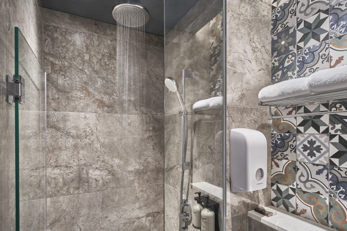 Mercure ICON Singapore City Centre - Bathroom with Rain Shower On for Deluxe and Privilege Rooms