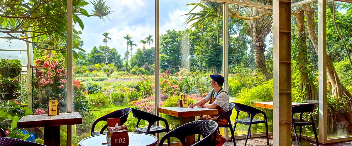 Breakfast with a view at 花露休閒農場 Flower Home, Miaoli County, Taiwan