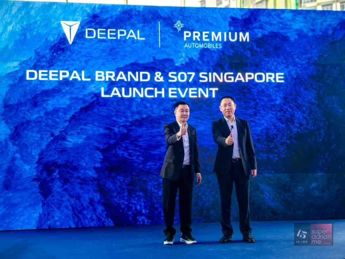 Mr. Hadi Widjaja Tanaga, President, Premium Automobiles Group (L) and Mr Shen Xing Hua, Managing Director of CHANGAN Auto Southeast Asia (R) | SUPERADRIANME.com Mr. Hadi Widjaja Tanaga, President, Premium Automobiles Group (L) and Mr Shen Xing Hua, Managing Director of CHANGAN Auto Southeast Asia (R)