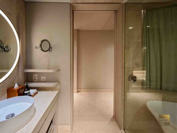 Bathroom in Deluxe Ocean View Room at AYANA Komodo Waecicu Beach | SUPERADRIANME.com Bathroom in Deluxe Ocean View Room at AYANA Komodo Waecicu Beach