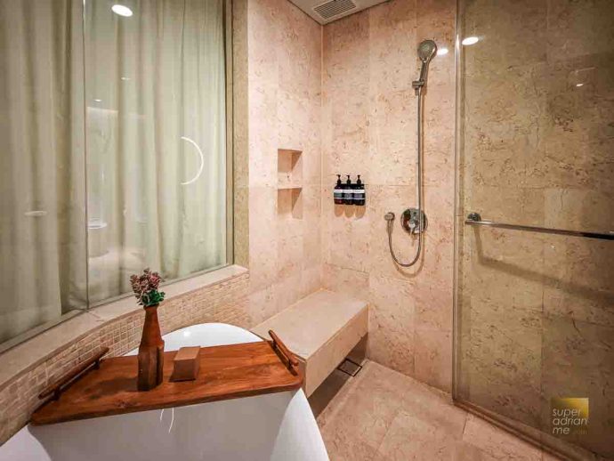 Bathtub and shower in Deluxe Ocean View Room at AYANA Komodo Waecicu Beach | SUPERADRIANME.com Bathtub and shower in Deluxe Ocean View Room at AYANA Komodo Waecicu Beach