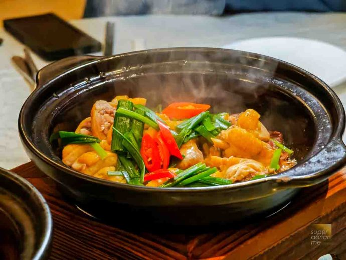 Man Fu Yuan - Yellow Chicken, Fresh Sand Ginger, Garlic, Shallots, Scallions served in a Claypot
