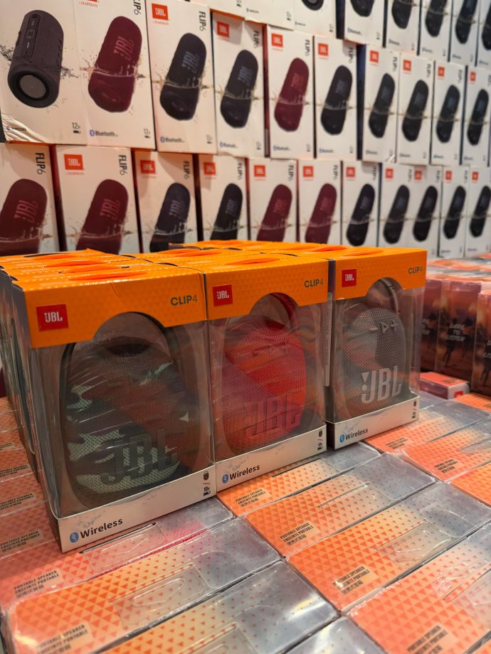 Close-up of counterfeit JBL Flip 6 JBL Clip 4 speakers | SUPERADRIANME.com