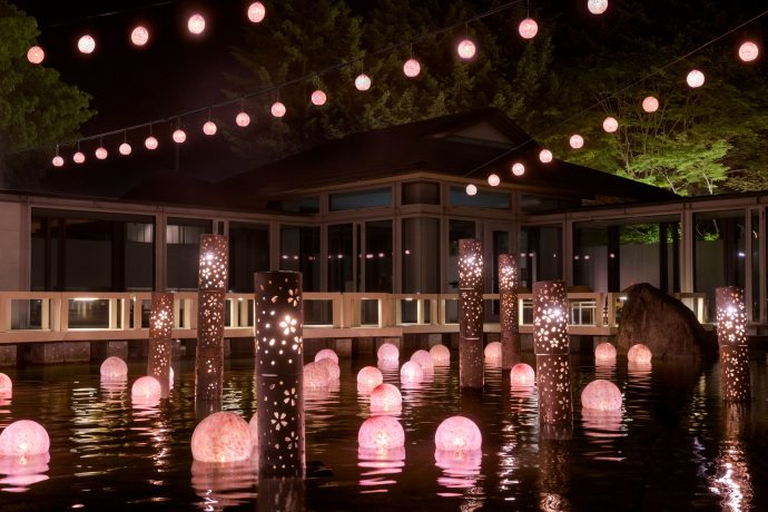 KAI Tsugaru_The water garden is lit in the spirit of hana-akari with floating lights and lanterns Credit_ Hoshino Resorts | SUPERADRIANME.com The Water garder lit in the spirit of hana akari with floating lights and lantern at Kai Tsugaru. (Hoshino Resorts photo)