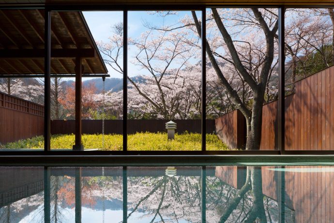 KAI Kinugawa_Cherry blossoms frame the baths at KAI Kinugawa Credit_ Hoshino Resorts | SUPERADRIANME.com KAI Kinugawa_Cherry blossoms frame the baths at KAI Kinugawa. (Hoshino Resorts photo)