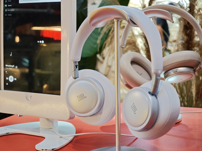 JBL LIVE 780NC (S$299)