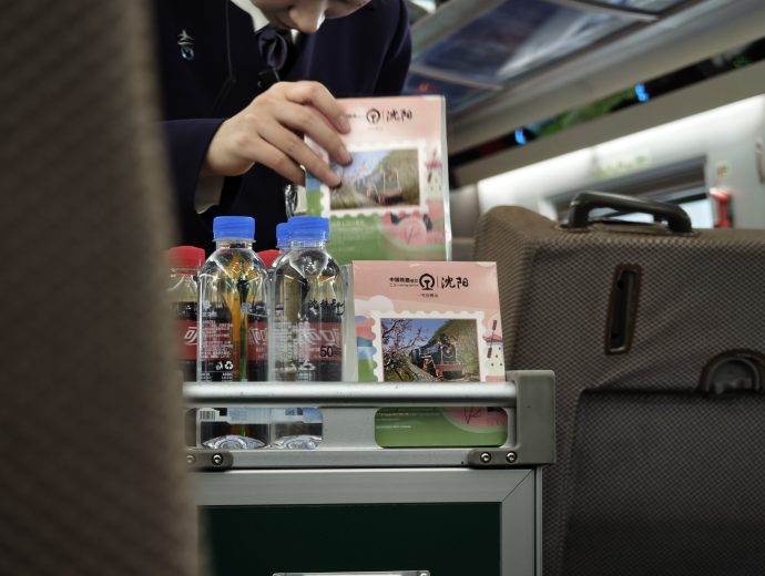 Snacks and refreshments served onboard high speed rail in China | SUPERADRIANME.com Snacks and refreshments served onboard high speed rail in China