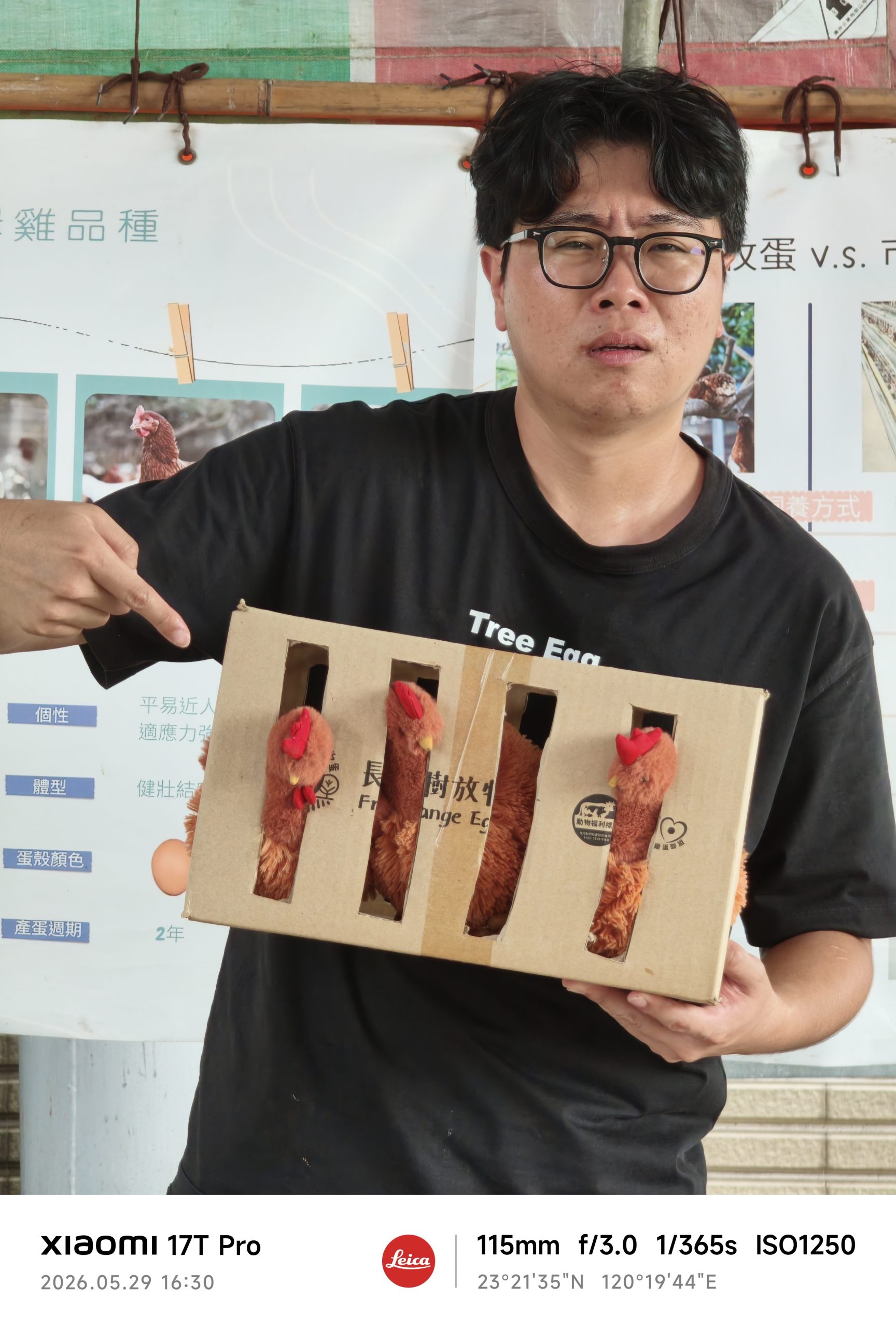 Tree Egg Owner Tree Egg Farm Owner Wang Guan-Ze and his cardboard cage to illustrate the over crowded cage (SUPERADRIANME photo)