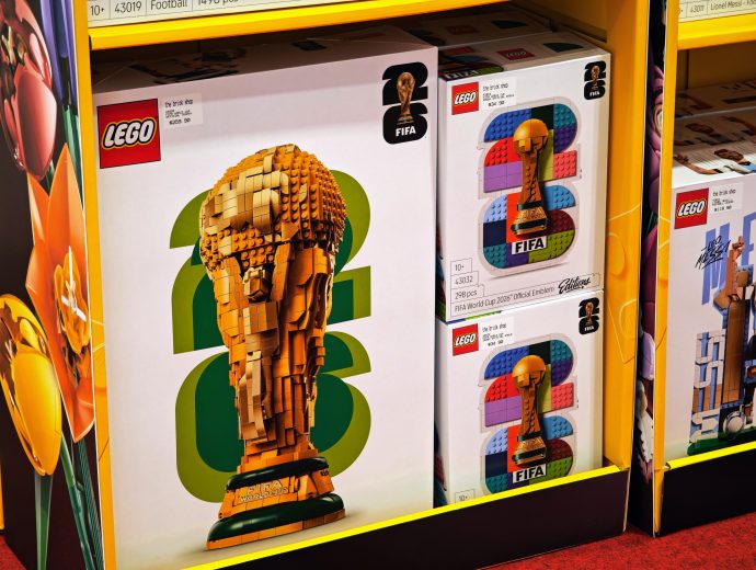 LEGO Editions 43020 FIFA World Cup Official Trophy | SUPERADRIANME.com LEGO Editions 43020 FIFA World Cup Official Trophy