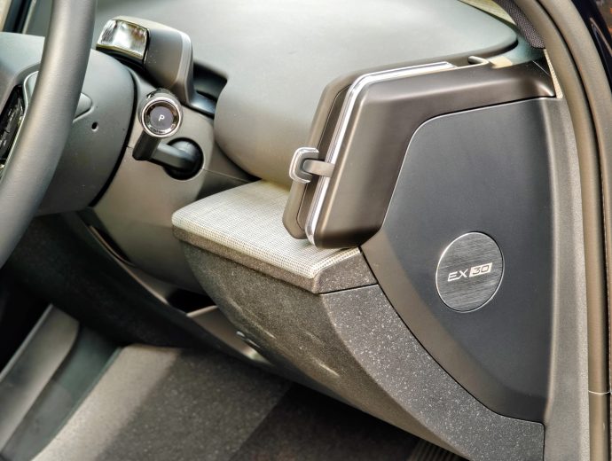 Volvo EX30 Sleek and minimalist air con adjustment lever (SUPERADRIANME photo)