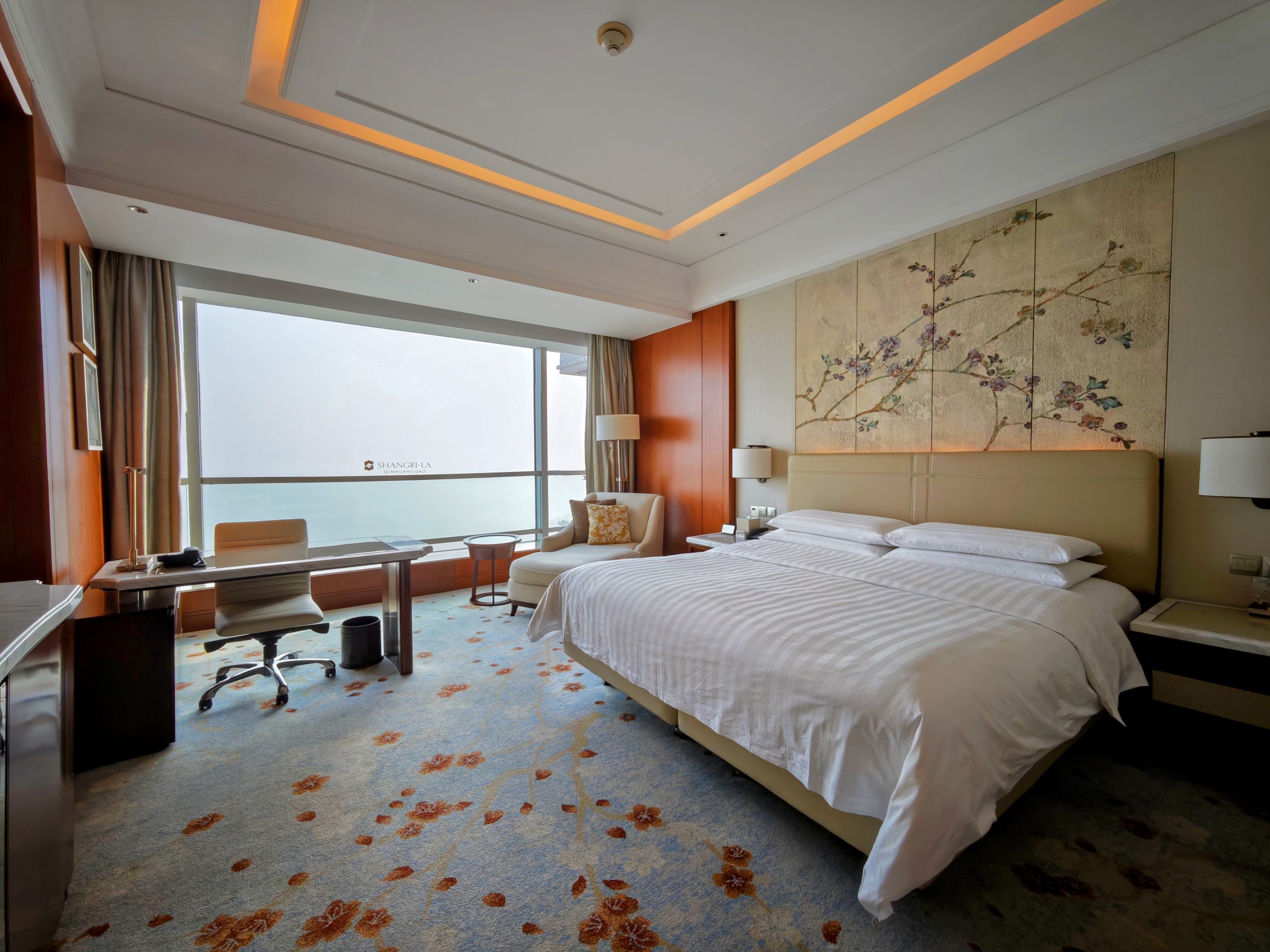 Guestroom at Shangri-La Qinhuandao