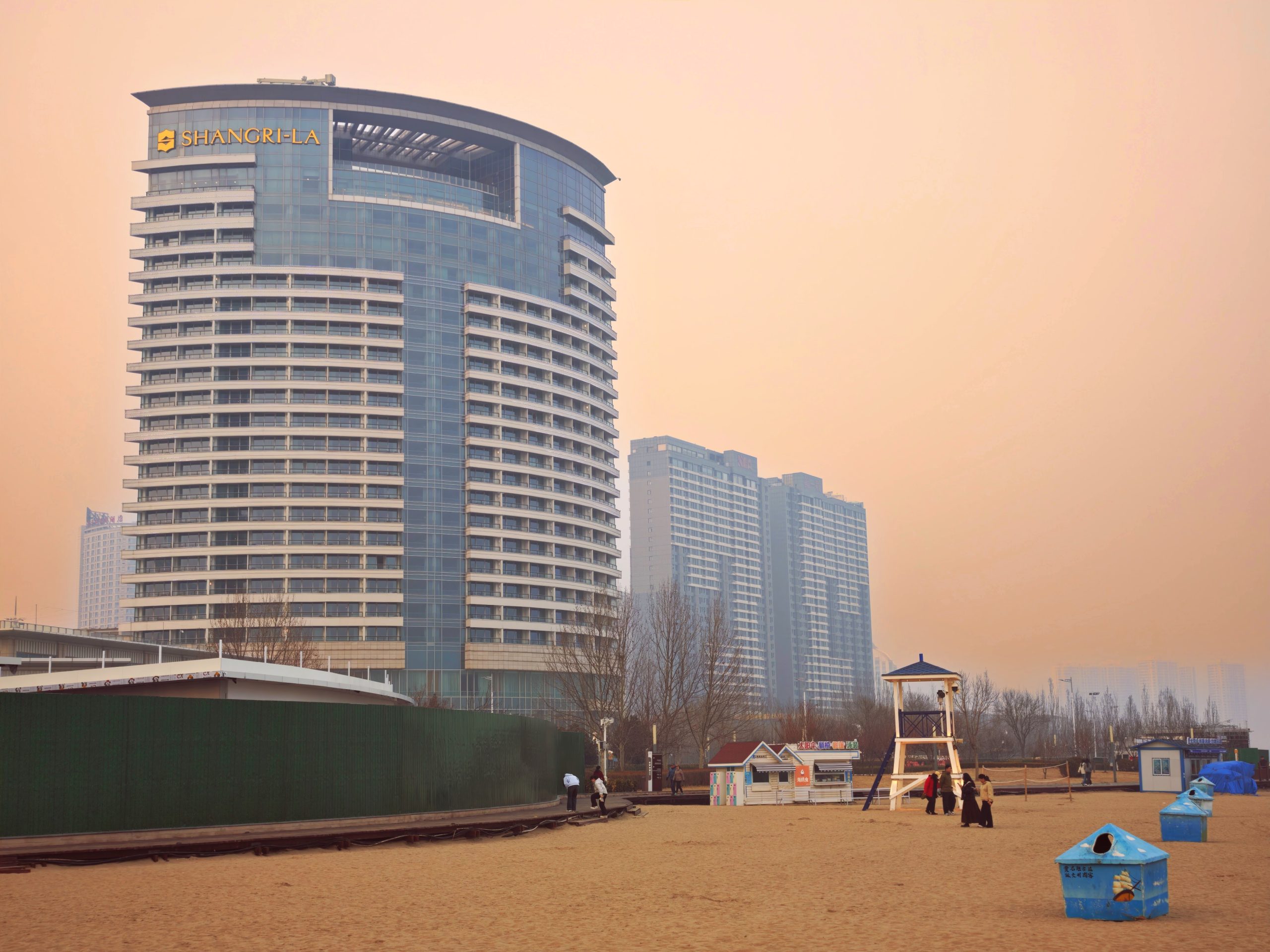 Shangri-La Qinhuangdao in the evenings 