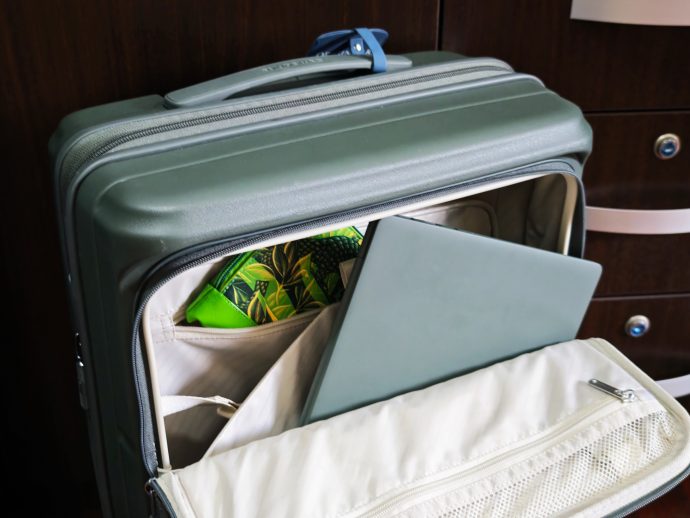 Sasmonite Paralux cabin luggage front flap | SUPERADRIANME.com Sasmonite Paralux cabin luggage front flap