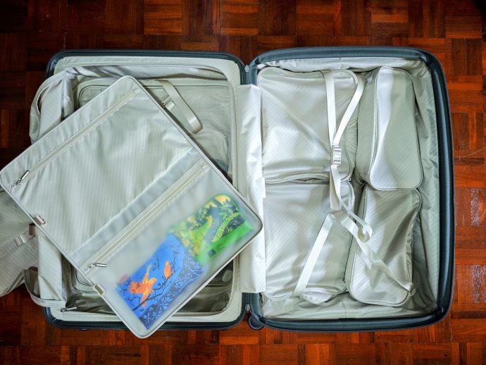 Samsonite Paralux 75cm luggage featuring packign cubes and compression panel | SUPERADRIANME.com Samsonite Paralux 75cm luggage featuring packign cubes and compression panel