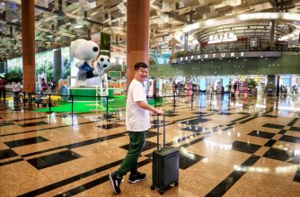 Adrian from SUPERADRIANME.com with his Samsonite Paralux Cabin Luggage at Changi Airport